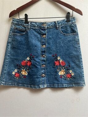 Parisian Floral Embroidered Button Front Denim Mini Skirt US 8